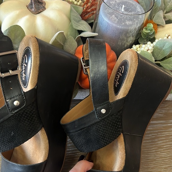 Clark Artisan Black Leather Wedges size 8.5 - Picture 10 of 10